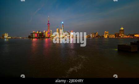 Der Bund (Waitan), der in der Regel täglich mit Tausenden von Besuchern überfüllt ist, ist in der Nacht vor der Stadtsperre in Shanghai unheimlich leer. Stockfoto