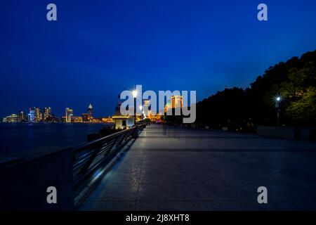 Der Bund (Waitan), der in der Regel täglich mit Tausenden von Besuchern überfüllt ist, ist in der Nacht vor der Stadtsperre in Shanghai unheimlich leer. Stockfoto