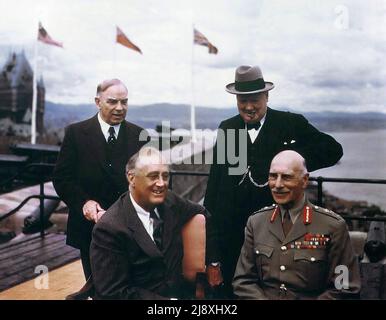 William Lyon Mackenzie King, Premierminister von Kanada; Winston Churchill, Premierminister des Vereinigten Königreichs; Franklin D. Roosevelt, Präsident der Vereinigten Staaten von Amerika; Und Generalmajor Sir Alexander Cambridge, 1. Earl of Athlone, Gouverneur-General von Kanada, auf der Terrasse der Zitadelle in Quebec, Kanada, während der Konferenz von Quebec, auf der die Invasionsstrategie für die Normandie diskutiert wurde, ca. 1943 Stockfoto