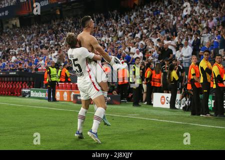 Sevilla, Spanien. 17.. Mai 2022. Christopher Lenz von Eintracht Frankfurt feiert mit Teamkollege Rafael Borre, nachdem er beim Schießen im UEFA Europa League-Spiel im Ramon Sanchez-Pizjuan Stadium in Sevilla die Siegstrafe erzielte. Bildnachweis sollte lauten: Jonathan Moscrop/Sportimage Kredit: Sportimage/Alamy Live News Stockfoto