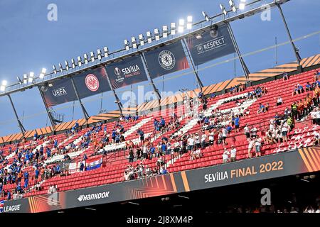 Sevilla, Spanien. 18.. Mai 2022. Feature, Stadionübersicht, mit der Spielpaarung, Stadion Ramon Sanchez-Pizjuan Soccer Europa League Final 2022, Eintracht Frankfurt (F) - Glasgow Rangers (RFC), am 18.. Mai 2022 in Sevilla/Spanien Credit: dpa/Alamy Live News Stockfoto