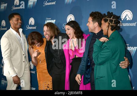 Darsteller von Fire Country, Jordan Calloway, Diane Farr, Max Thieriot, Stephanie Arcila, Kevin Alejandro und Jules Latimer nehmen am 18. Mai 2022 an der Paramount Upfront 2022 in der Madison Avenue 660 in New York, New York, USA, Teil. Robin Platzer/ Twin Images/ Credit: SIPA USA/Alamy Live News Stockfoto