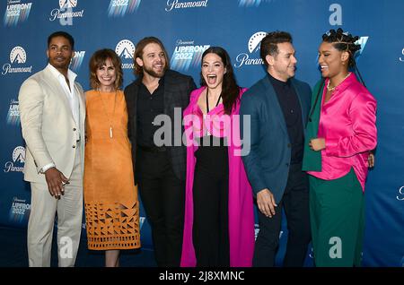 Darsteller von Fire Country, Jordan Calloway, Diane Farr, Max Thieriot, Stephanie Arcila, Kevin Alejandro und Jules Latimer nehmen am 18. Mai 2022 an der Paramount Upfront 2022 in der Madison Avenue 660 in New York, New York, USA, Teil. Robin Platzer/ Twin Images/ Credit: SIPA USA/Alamy Live News Stockfoto