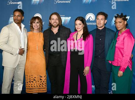 Darsteller von Fire Country, Jordan Calloway, Diane Farr, Max Thieriot, Stephanie Arcila, Kevin Alejandro und Jules Latimer nehmen am 18. Mai 2022 an der Paramount Upfront 2022 in der Madison Avenue 660 in New York, New York, USA, Teil. Robin Platzer/ Twin Images/ Credit: SIPA USA/Alamy Live News Stockfoto