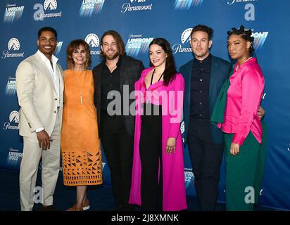 Darsteller von Fire Country, Jordan Calloway, Diane Farr, Max Thieriot, Stephanie Arcila, Kevin Alejandro und Jules Latimer nehmen am 18. Mai 2022 an der Paramount Upfront 2022 in der Madison Avenue 660 in New York, New York, USA, Teil. Robin Platzer/ Twin Images/ Credit: SIPA USA/Alamy Live News Stockfoto