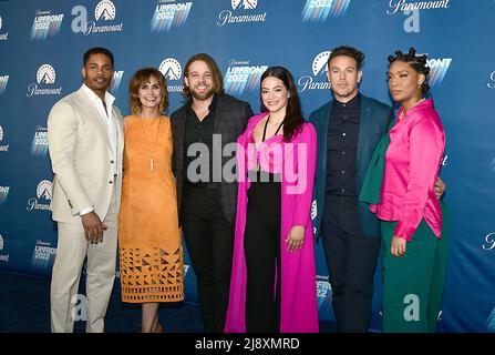 Darsteller von Fire Country, Jordan Calloway, Diane Farr, Max Thieriot, Stephanie Arcila, Kevin Alejandro und Jules Latimer nehmen am 18. Mai 2022 an der Paramount Upfront 2022 in der Madison Avenue 660 in New York, New York, USA, Teil. Robin Platzer/ Twin Images/ Credit: SIPA USA/Alamy Live News Stockfoto