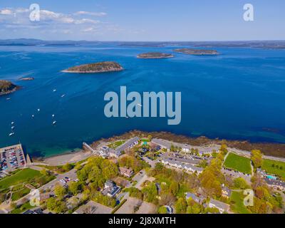 Bar Harbor historisches Stadtzentrum an der Main Street und Porcupine Islands in Frenchman Bay Luftaufnahme, Bar Harbor, Maine ME, USA. Stockfoto