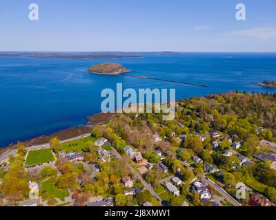 Bar Harbor historisches Stadtzentrum an der Main Street und Porcupine Islands in Frenchman Bay Luftaufnahme, Bar Harbor, Maine ME, USA. Stockfoto