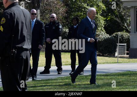 Washington, USA. 10. März 2022. US-Präsident Joe Biden geht zur Marine 1 auf dem Weg zur gemeinsamen Basis Andrews im South Lawn/Weißen Haus in Washington. (Bild: © Lenin Nolly/SOPA Images via ZUMA Press Wire) Stockfoto