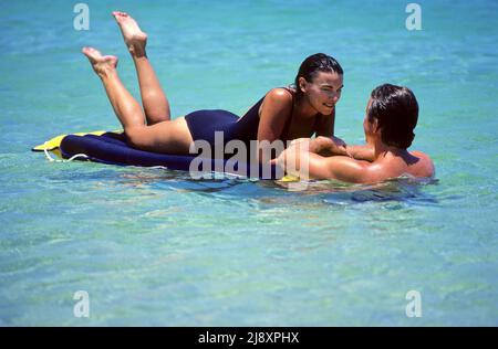 Romantisches Paar in tropischen Gewässern Stockfoto
