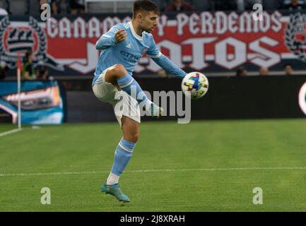 WASHINGTON, DC, USA - 18. MAI 2022: Der New Yorker Mittelfeldspieler Santiago Rodríguez (20) kontrolliert den Ball während eines MLS-Spiels zwischen DC United und dem New York City FC am 18. Mai 2022 IM Audi Field in Washington DC. (Foto von Tony Quinn-Alamy Live News) Stockfoto