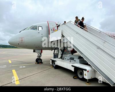 Blick von der Straße auf das Cockpit des Flugzeugs Stockfoto