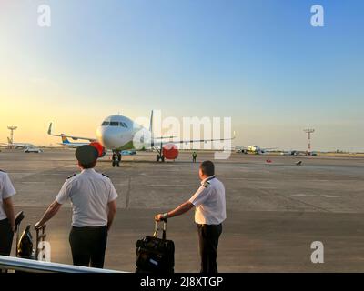 Piloten stehen vor dem Flugzeug Stockfoto