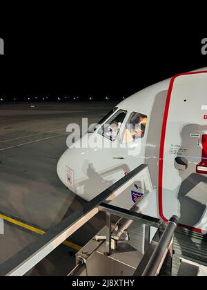Blick von der Straße auf das Cockpit des Flugzeugs Stockfoto