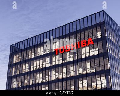 Minato City, Tokio, Japan. 2.Mai 2022. Nur zur redaktionellen Verwendung, 3D CGI. Toshiba Signage-Logo auf dem Glasgebäude. Multinationale Unterhaltungselektronik Stockfoto