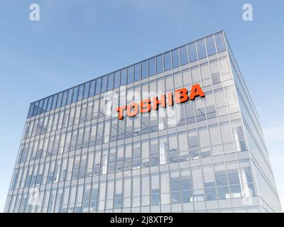 Minato City, Tokio, Japan. 2.Mai 2022. Nur zur redaktionellen Verwendung, 3D CGI. Toshiba Signage-Logo auf dem Glasgebäude. Multinationale Unterhaltungselektronik Stockfoto