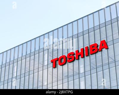 Minato City, Tokio, Japan. 2.Mai 2022. Nur zur redaktionellen Verwendung, 3D CGI. Toshiba Signage-Logo auf dem Glasgebäude. Multinationale Unterhaltungselektronik Stockfoto