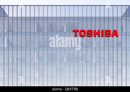 Minato City, Tokio, Japan. 2.Mai 2022. Nur zur redaktionellen Verwendung, 3D CGI. Toshiba Signage-Logo auf dem Glasgebäude. Multinationale Unterhaltungselektronik Stockfoto