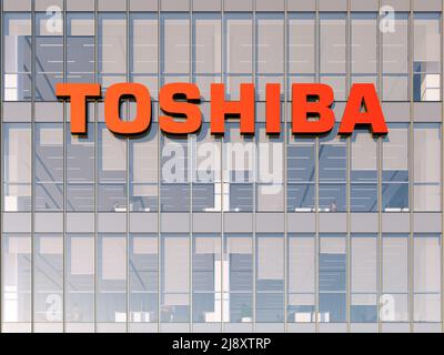 Minato City, Tokio, Japan. 2.Mai 2022. Nur zur redaktionellen Verwendung, 3D CGI. Toshiba Signage-Logo auf dem Glasgebäude. Multinationale Unterhaltungselektronik Stockfoto