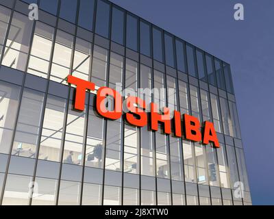 Minato City, Tokio, Japan. 2.Mai 2022. Nur zur redaktionellen Verwendung, 3D CGI. Toshiba Signage-Logo auf dem Glasgebäude. Multinationale Unterhaltungselektronik Stockfoto