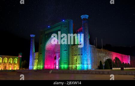 Blick auf das antike samarkand bei Nacht Stockfoto