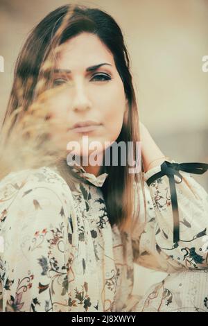 Schöne Frau an der Kamera im Freien suchen Stockfoto
