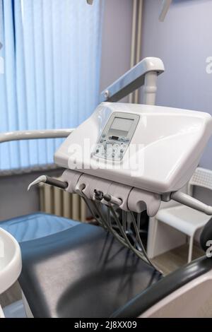 Dental Innenbüro mit moderner Ausstattung. Moderne Zahnarztpraxis. Zahnarztstuhl und anderes Zubehör von Zahnärzten in blau, Sanitäter Licht verwendet Stockfoto