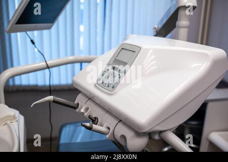 Dental Innenbüro mit moderner Ausstattung. Moderne Zahnarztpraxis. Zahnarztstuhl und anderes Zubehör von Zahnärzten in blau, Sanitäter Licht verwendet Stockfoto