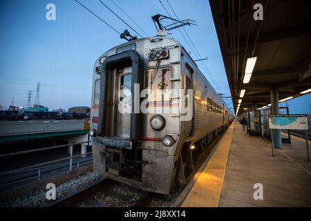 Gary, Indiana, USA - 28. März 2022: Die Züge der South Shore Line halten in Downtown Gary. Stockfoto