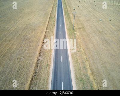 Australien Highway Luftaufnahme mit Landstraße, Ackerland und runden Heuballen, Victoria, Australien. Stockfoto
