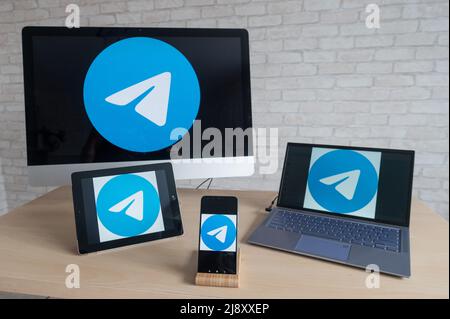 Logo auf dem Display aller mobilen Geräte. Telegram ist ein bequemer und sicherer Messenger. Die Anwendung wird auf einem Smartphone-Tablet des Computers unterstützt Stockfoto