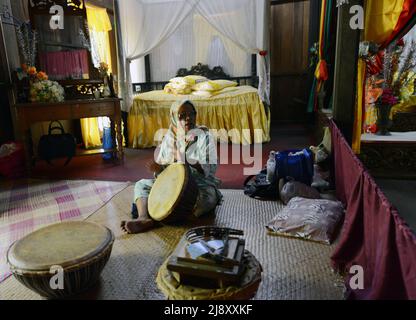 Malaiische (Melayu) Frau, die Trommel spielt, Sarawak Cultural Village, Kuching, Sarawak (Borneo), Malaysia. Stockfoto