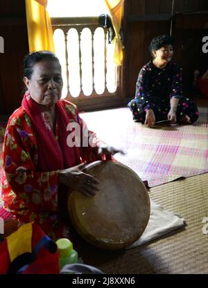 Malaiische (Melayu) Frau, die Trommel spielt, Sarawak Cultural Village, Kuching, Sarawak (Borneo), Malaysia. Stockfoto