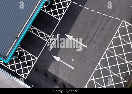 Ein Luftbild direkt über einer Fahrt im Freien durch einen Einkaufsbummel in einem Supermarkt Stockfoto