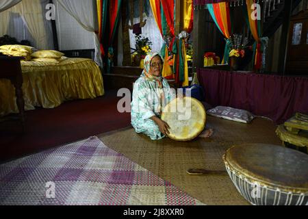 Malaiische (Melayu) Frau, die Trommel spielt, Sarawak Cultural Village, Kuching, Sarawak (Borneo), Malaysia. Stockfoto