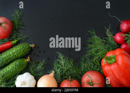 Frisches Gemüse Tomaten Gurken Paprika Paprika Zwiebel Knoblauch Radieschen Dill auf schwarzem Hintergrund Stockfoto