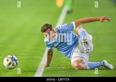 Washington, DC, USA. 18.. Mai 2022. Der New Yorker Verteidiger Malte Amundsen (12) rutscht beim MLS-Spiel zwischen dem New York City FC und der DC United auf dem Audi-Feld in Washington, DC, um den Ball im Spiel zu halten. Reggie Hildred/CSM/Alamy Live News Stockfoto