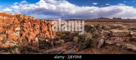 Am späten Nachmittag Panoramablick auf den Fiery Furnace, das Salt Valley und die La Sal Mountains im Arches National Park in Moab, Utah. Stockfoto