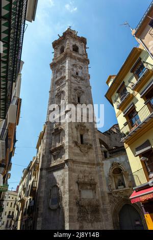 Valencia, Spanien - 05 05 2022: Barocker Glockenturm der gotischen Kirche Santa Catalina in Valencia, Spanien. Stockfoto