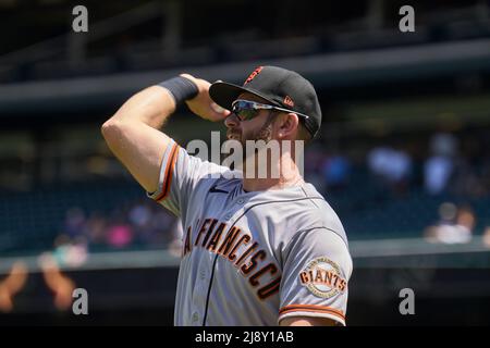 Denver CO, USA. 18.. Mai 2022. Der dritte Baseman von San Francisco, Evan Longoria (10), steht kurz vor dem Start des Spiels mit den Washington Nationals und den Colorado Rockies, die im Coors Field in Denver Co. David Seelig/Cal Sport Medi ausgetragen werden. Kredit: csm/Alamy Live Nachrichten Stockfoto