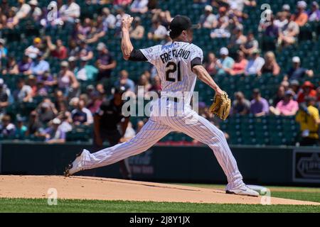 Denver CO, USA. 18.. Mai 2022. Der Colorado Pitcher Kyle Freeland (21) wirft einen Pitch während des Spiels mit den Washington Nationals und den Colorado Rockies, das im Coors Field in Denver Co. David Seelig/Cal Sport Medi ausgetragen wird. Kredit: csm/Alamy Live Nachrichten Stockfoto