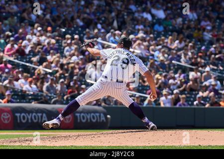 Denver CO, USA. 18.. Mai 2022. Der Colorado Pitcher Robert Stephenson (29) wirft einen Pitch während des Spiels mit den Washington Nationals und den Colorado Rockies, das im Coors Field in Denver Co. David Seelig/Cal Sport Medi ausgetragen wird. Kredit: csm/Alamy Live Nachrichten Stockfoto