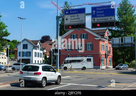 Wetzikon, Schweiz - 14. Mai 2022: Verkehrsknotenpunkt in Wetzikon, Schweiz. Verkehrshinweise für Bauma, Rapperswil, Hinwil, Gossau ... Stockfoto