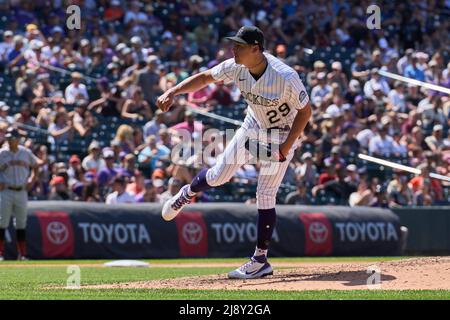 Denver CO, USA. 18.. Mai 2022. Der Colorado Pitcher Robert Stephenson (29) wirft einen Pitch während des Spiels mit den Washington Nationals und den Colorado Rockies, das im Coors Field in Denver Co. David Seelig/Cal Sport Medi ausgetragen wird. Kredit: csm/Alamy Live Nachrichten Stockfoto