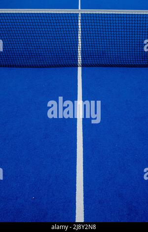 Blick auf das Netz eines blauen Kunstrasen Paddel Tennisplatz. Stockfoto
