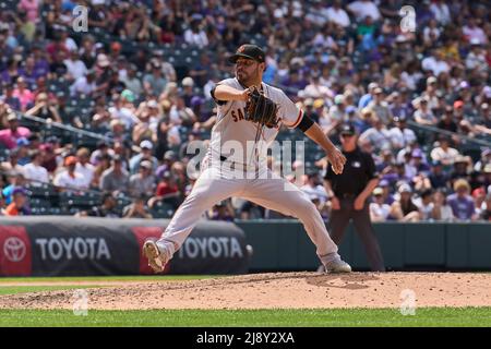 Denver CO, USA. 18.. Mai 2022. San Francisco Pitcher José Ãlvarez (48) wirft einen Platz während des Spiels mit den Washington Nationals und den Colorado Rockies, das im Coors Field in Denver Co. David Seelig/Cal Sport Medi ausgetragen wird. Kredit: csm/Alamy Live Nachrichten Stockfoto