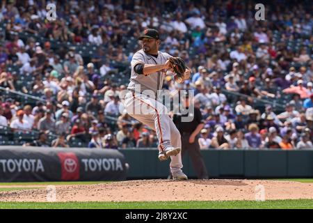 Denver CO, USA. 18.. Mai 2022. San Francisco Pitcher José Ãlvarez (48) wirft einen Platz während des Spiels mit den Washington Nationals und den Colorado Rockies, das im Coors Field in Denver Co. David Seelig/Cal Sport Medi ausgetragen wird. Kredit: csm/Alamy Live Nachrichten Stockfoto