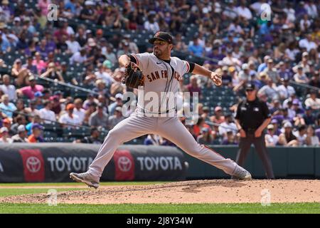 Denver CO, USA. 18.. Mai 2022. San Francisco Pitcher José Ãlvarez (48) wirft einen Platz während des Spiels mit den Washington Nationals und den Colorado Rockies, das im Coors Field in Denver Co. David Seelig/Cal Sport Medi ausgetragen wird. Kredit: csm/Alamy Live Nachrichten Stockfoto