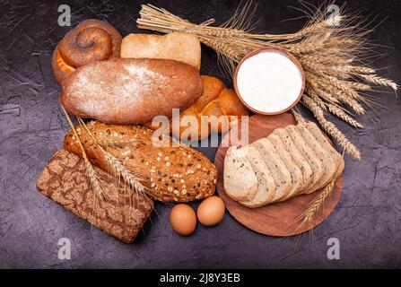 Traditionelles Sauerteigbrot in Scheiben geschnitten. Zusammensetzung mit Brot. Stockfoto