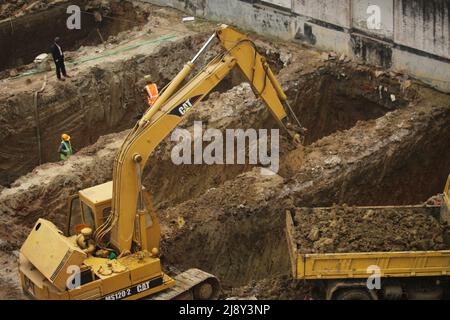 09-Dec-2020, Dhaka, Bangladesch.mit dem Bagger werden derzeit Bauarbeiten durchgeführt. Stockfoto